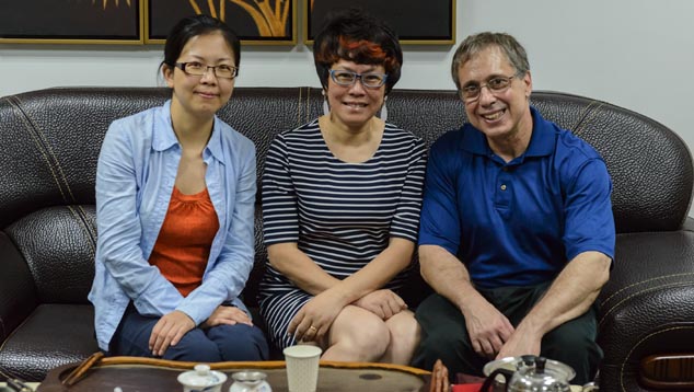 张雪莉是举世闻名的珠宝设计师，她亲自带领我们参观她所在的工厂，并与我们一起讨论了她的设计及中国市场。 摄影：Eric Welch （埃里克·韦尔奇）（埃里克·韦尔奇），©GIA