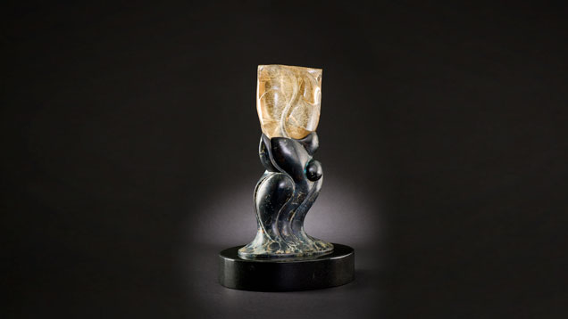 这尊金红石烟水晶雕塑（几乎没有任何羽状裂纹或瑕疵，金红石针状物分散非常均匀）产自巴西南里奥格兰德州。