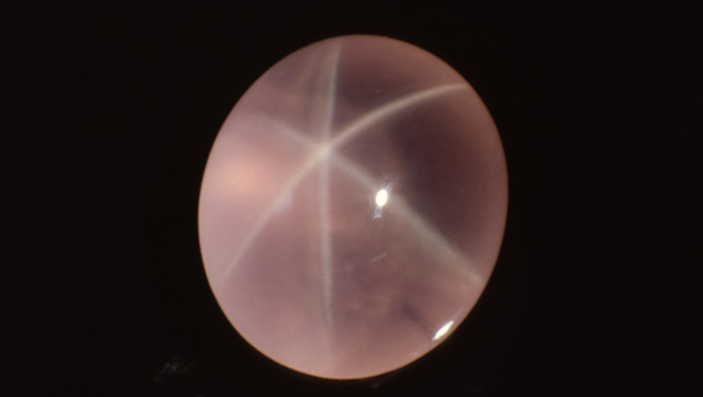 この上質なスターローズクォーツは魅力的な色と透明度である上、スターがはっきりと見える。 – Robert Weldon