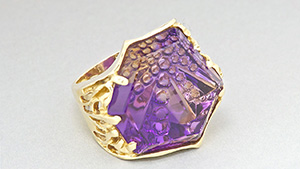 この18Kゴールドリングの目玉は、52.62カラットの 宝石デザイナーのJohn Dyerの手によるDreamscape™（ドリームスケープ）カットのアメトリン。 このサイズの宝石では、この見事なリングのように、大胆なデザインが要求される。 提供：Cassanova's Jewelry