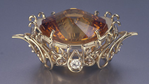 シトリンは、大きなサイズが入手できます。 ジュエリーデザイナーは、このダイヤモンドと一緒に汎用性の高いクラスプ／ペンダントにセットされた29カラットのシトリンのように、大きな石で大胆かつ印象的なデザインを創作するのを好みます。 - Robert Weldon、提供：C. Y. Sheng