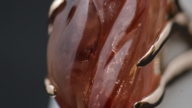 銅の内包物により、ポンデローサ鉱山産のオレゴン日長石にシラー効果が生じます。 – Eric Welch（エリック・ウェルチ）、提供：Desert Sun Mining & Gem Co., Inc.（デザートサン鉱業・宝石社）