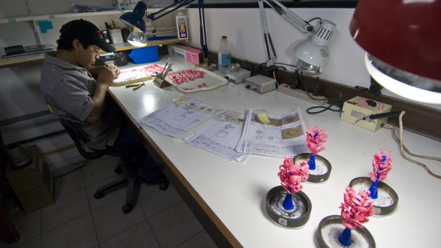 采用 CAD / CAM 制作的紫黄晶模型