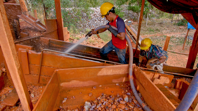 预洗从安纳西矿山开采出来的原石