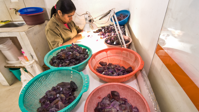 分拣紫水晶、紫黄晶和黄水晶