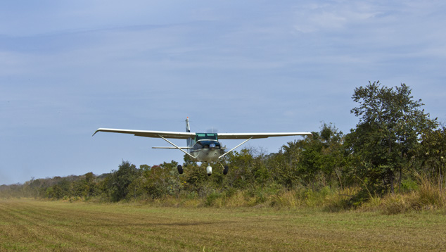 鉱山の近くには、小さな飛行機1機分のわずかなスペースがある。 撮影：Robert Weldon/GIA