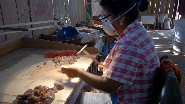 在安纳西矿场刷洗和整理石英石