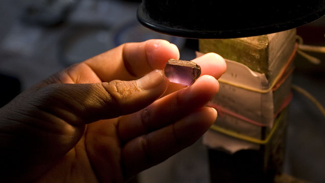 ひとたびファセットカットを施せば、この石は主に紫がかった色を放つ。 この予備成形段階において、より高い重量の歩留まりとより良質な色のどちらに重点を置くかが決定される。