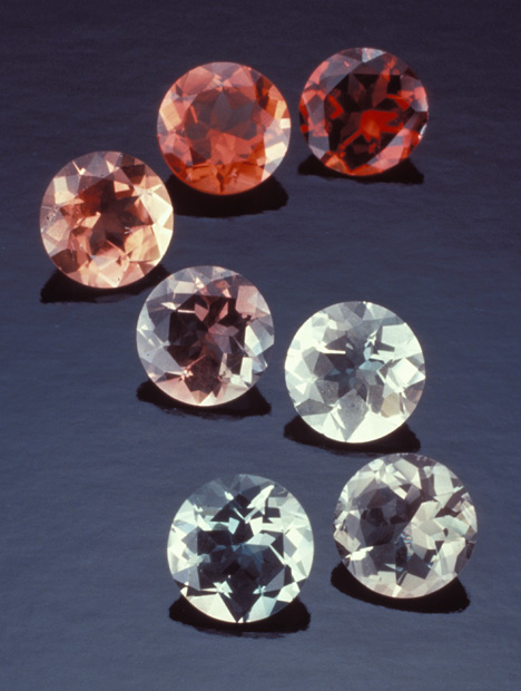 オレゴン州の米国の州におけるポンデローサ鉱山から宝石質のサンストーンのスイートは、その地域で見つかった色の範囲を示しています。 – Tino Hammid（ティノ•ハミッド）