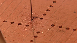 加工制作のヒント #19: 素早く正確に、鋭角のまわりを切断する