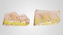 Figure 1. Two views of the 2.43 ct orangy pink morganite with bright yellow and dark brown inclusions lying in a plane. Photos by Sandie Clain, © LFG; courtesy of Gravier & Gemmes.