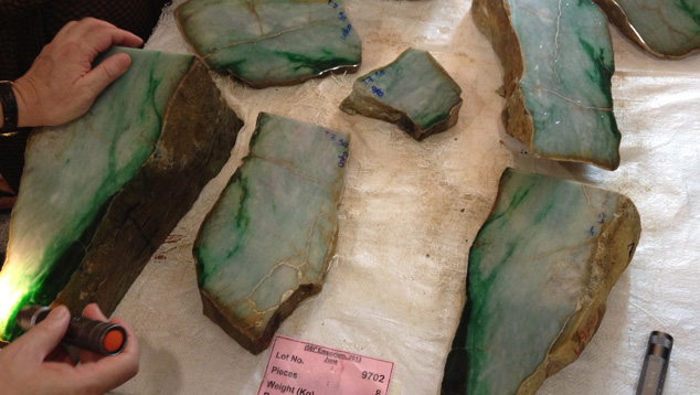 内比都拍卖市场上的玉块可能重达几百公斤。 2013 年，因为矿区发生武装冲突，政府只举行了一次拍卖会，而不是通常的三次。 图片由 Stanley Chu, On Tung Jewellery, Hong Kong（香港安珠宝公司朱裕伦）友情提供。
