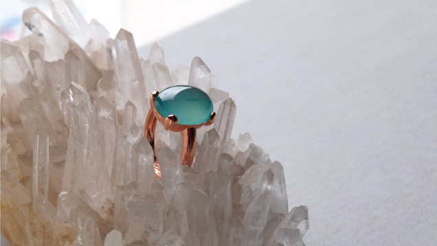 Miss Zhang likes to use jadeite with a bluish color component. – Kaka Zhang