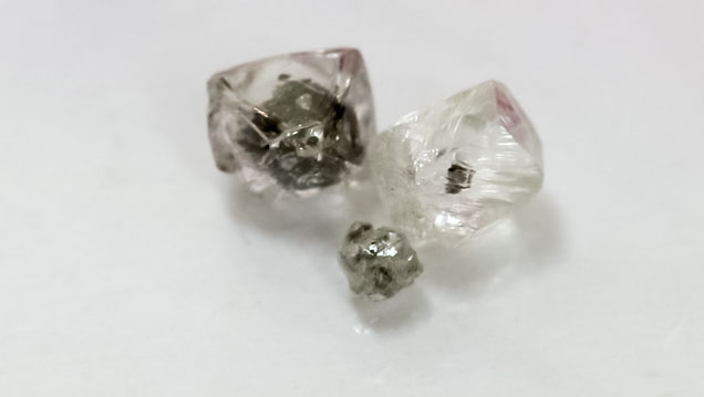 These tiny diamond crystals contain sulfide mineral inclusions, which Shirey and his coworkers can use to determine their ages. Pedro Padua © GIA, courtesy Carnegie Institute of Washington