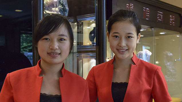 妈祖玉器有限公司的两位 销售员