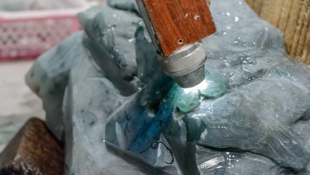 用手电筒展示硬玉原石的色域