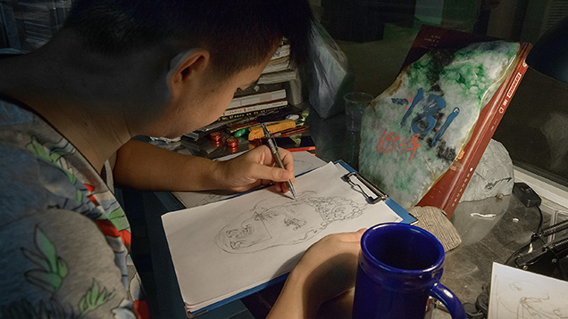 艺术家在雕刻前画出初步设计图