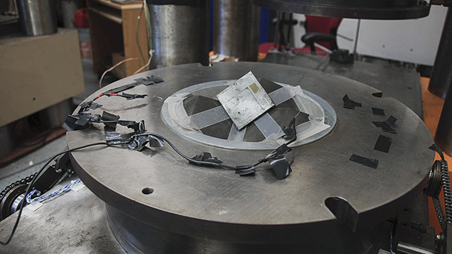 Carnegie Institution of Washington（ワシントン・カーネギー地球物理学研究所）のマルチアンビル型プレス