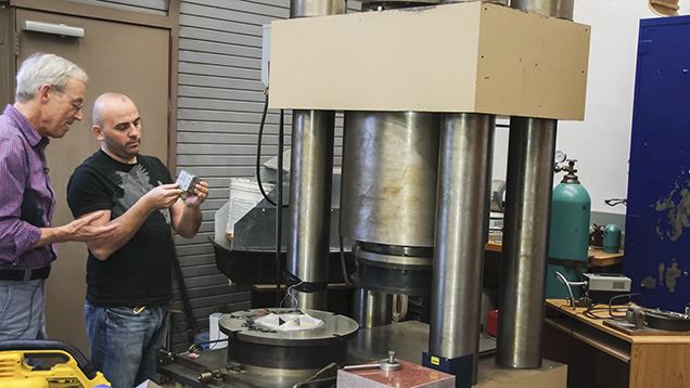 カーネギー研究所地球物理学研究室のSteve Shirey（スティーブ・シャーリー）とStevce Stefanoski（スティーブ・ステファノスキ）