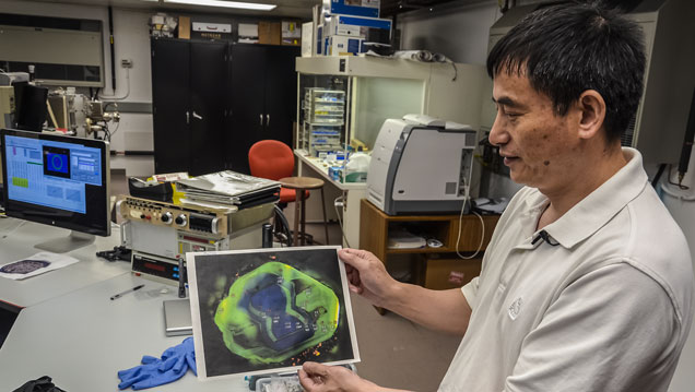 Dr. Wang explains the growth structure of a diamond using this cathodoluminescence (CL) image, which reveals its many layers. Dr. Wang’s work on carbon and nitrogen isotopes reveals much about how, and from which carbon sources diamonds grow. Duncan Pay © GIA, courtesy Carnegie Institution of Washington