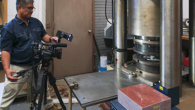 Videographer Pedro Padua records the closure of a high-pressure press at the Carnegie Institution’s Geophysical Laboratory. Duncan Pay © GIA, courtesy Carnegie Institution of Washington