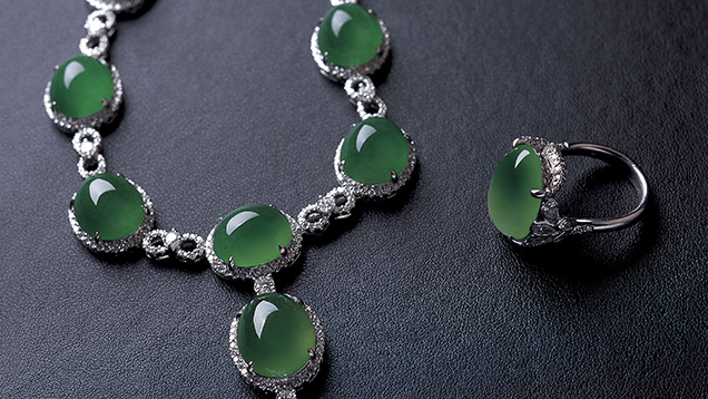 镶嵌于 K 金之中并饰以钻石的硬玉凸圆面