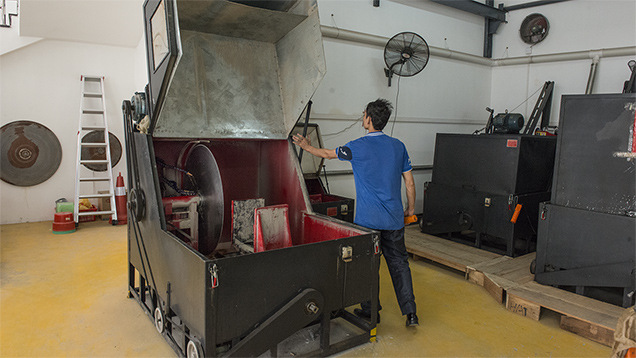 割锯巨大的硬玉圆石