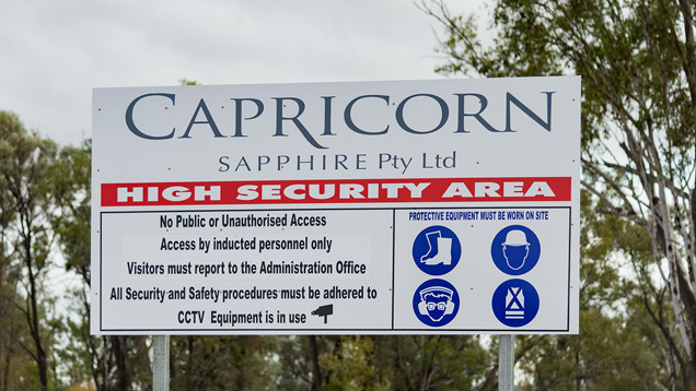 カプリコーンサファイア鉱山の入口の看板