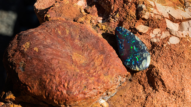 壮大なボルダーオパール