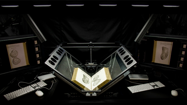 一款高科技的数字化机器，可以环抱着书籍进行扫描，而不必强行将书籍展平，避免损坏书脊。