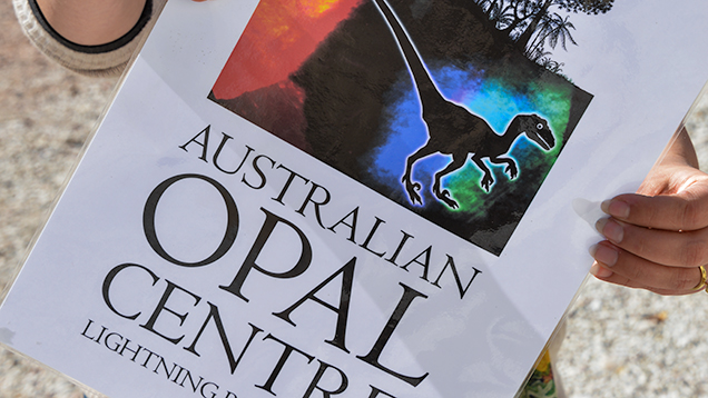 手持海报的女子