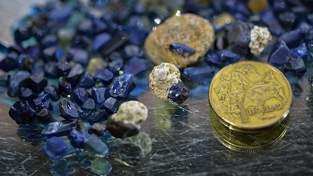 サファイアの原石と母岩