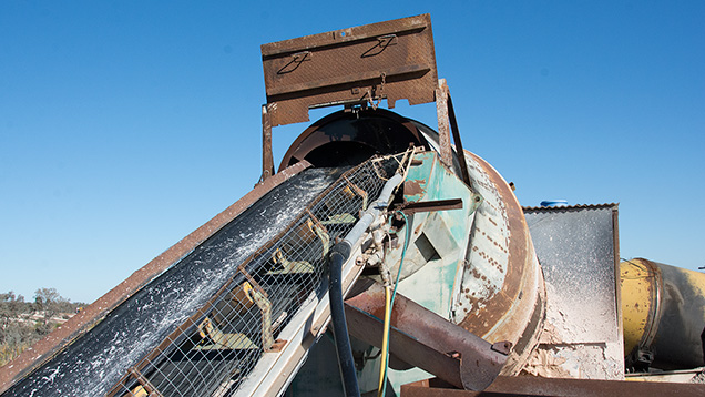 倾斜的转筒和传送带