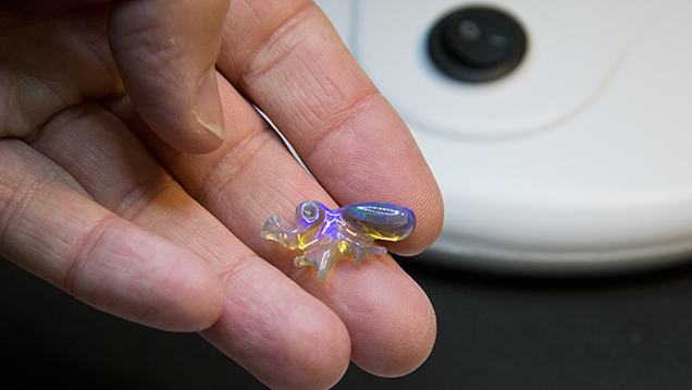 手拿蛋白石进行雕刻