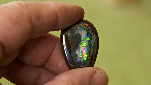 ボルダーオパールを持った手