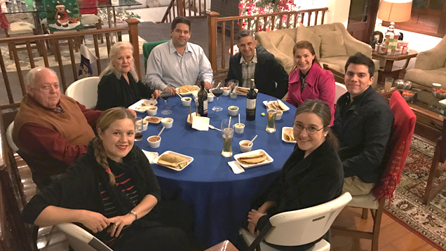 一小群校友会成员围坐一桌。