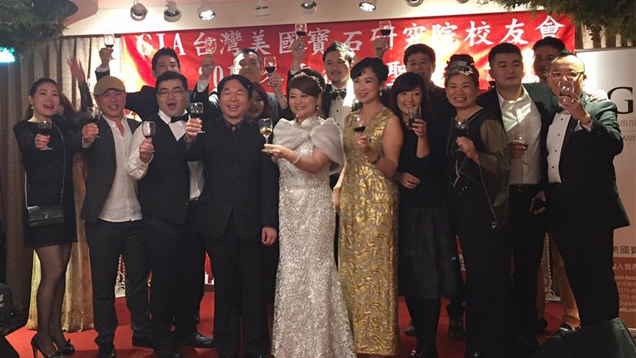 一群身着晚礼服的人。