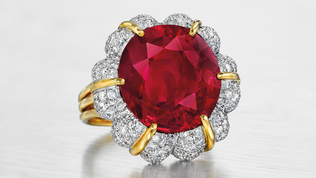 このリングは15.99ctで、 楕円形のビルマルビーを使い、ダイヤモンドを周りにあしらったもので、プラチナと18Kゴールドの台に取り付けられている。