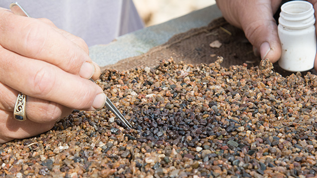 用手筛选材料和分拣石子