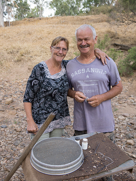 拿着淘拣工具的夫妻