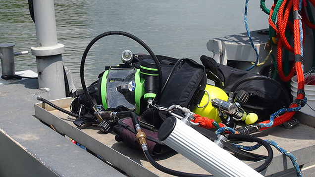 テーブルの上にあるダイビング器材