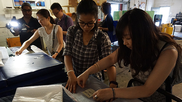 試料を梱包しラベルを付ける女性たち