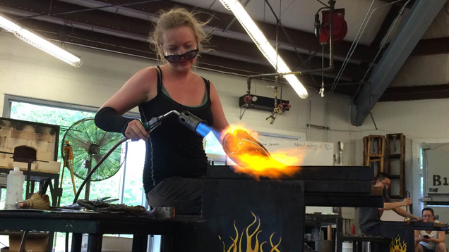 Grandics（格兰迪克斯）在工作室中使用火和玻璃进行创作。