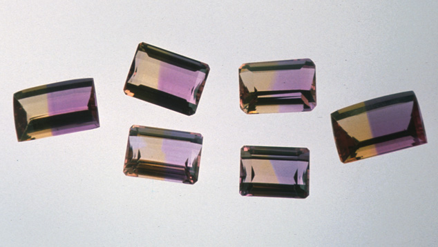 エメラルドカット アメトリン