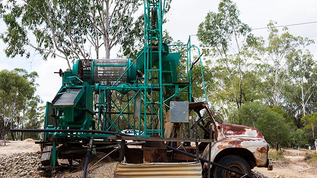 地下サファイア鉱山上にある洗浄工場