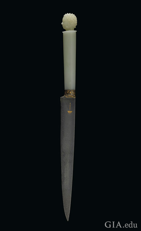 白色硬玉短剑。