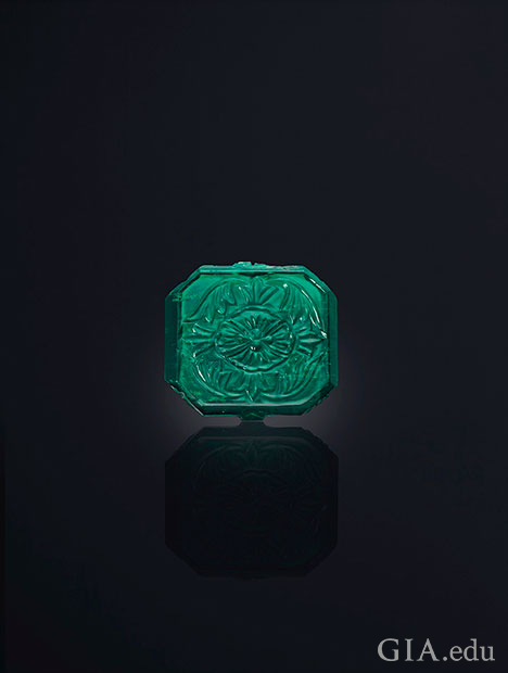 表面精雕的正方形祖母绿。