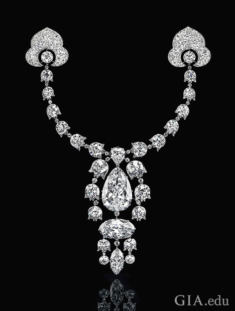 镶有多颗钻石的胸针