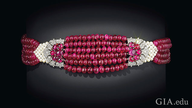 一条红宝石和钻石颈链。中心部分为六串红色珍珠，周围镶嵌着红宝石和钻石。
