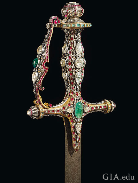 剑柄上镶嵌着许多大型传统莫卧儿切磨钻石、红宝石和祖母绿。